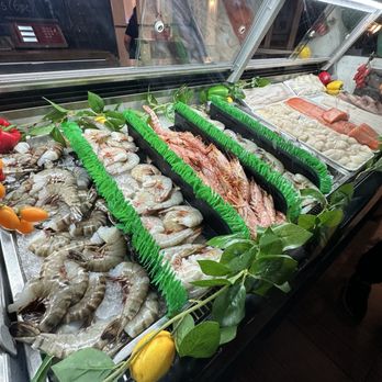 Le Petit Pêcheur - Selection of seafood - Seafood Near Me - Astoria, New York