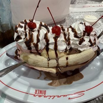 Sunliner Diner - Classic Banana Split - Diners Near Me - Pigeon Forge, Tennessee Sunliner Diner - Classic Banana Split - Diners Near Me - Pigeon Forge, Tennessee