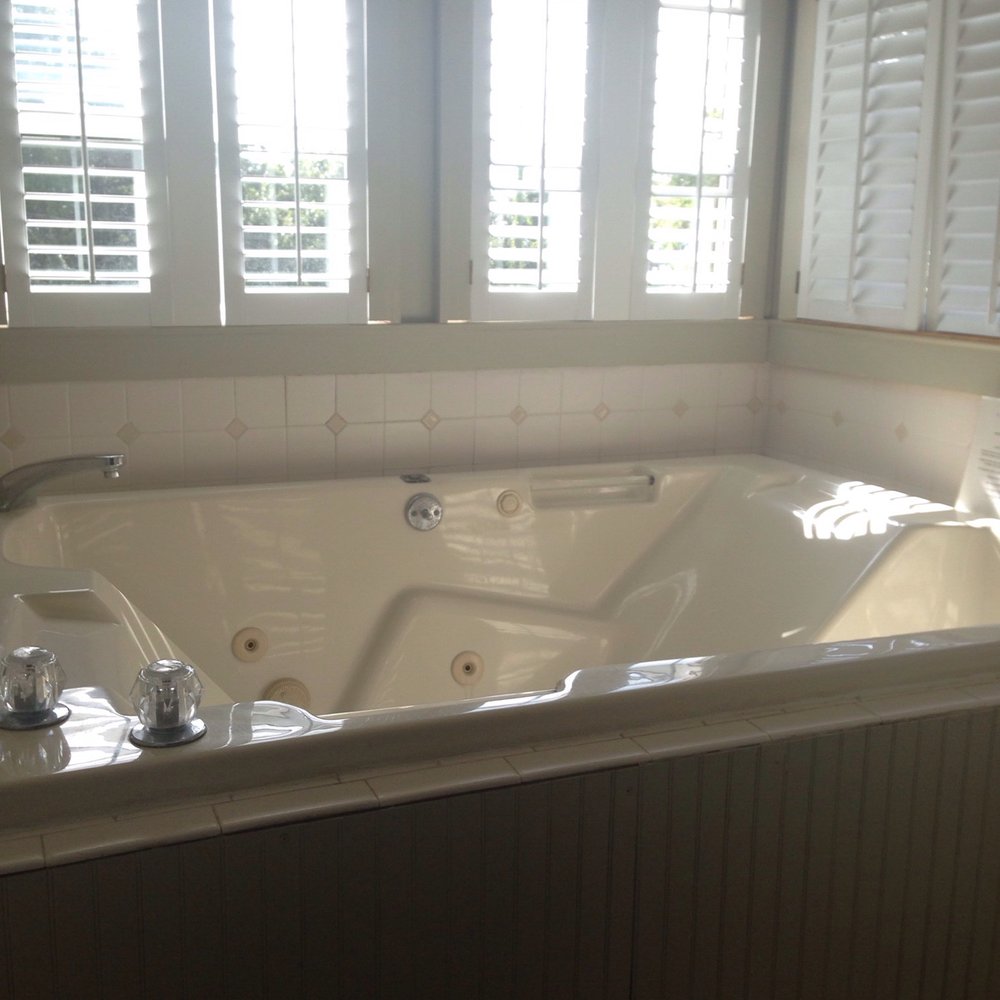 Pecan Tree Inn - Queen Anne Suite jacuzzi tub - Bed & Breakfast Near Me - Beaufort, North Carolina