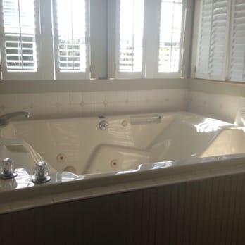 Pecan Tree Inn - Queen Anne Suite jacuzzi tub - Bed & Breakfast Near Me - Beaufort, North Carolina
