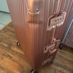 Travel + - Large luggage, Dent #1