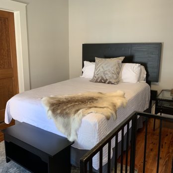 McKenzie Guest House - Travis Suite - Bed & Breakfast Near Me - Marble Falls, Texas