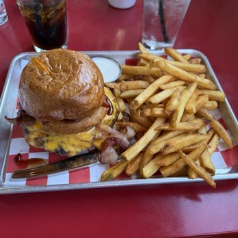 Red’s at The Skyroom - End of the World Burger - New American Near Me - Lakeport, California Red’s at The Skyroom - End of the World Burger - New American Near Me - Lakeport, California