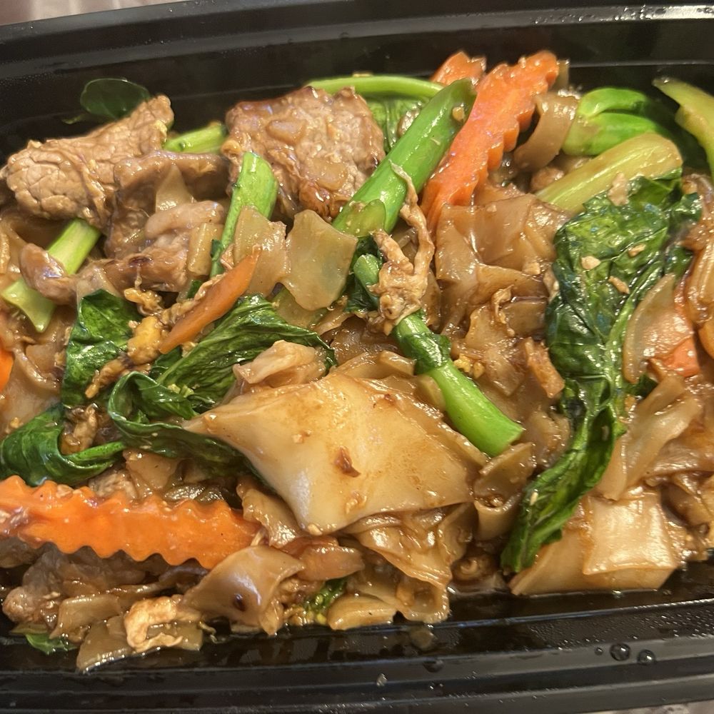 Elephant Thai Cuisine - Pad see ew (beef) - Thai Near Me - Vallejo, California