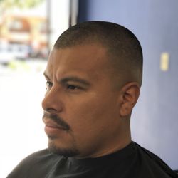 Mando's Barbershop