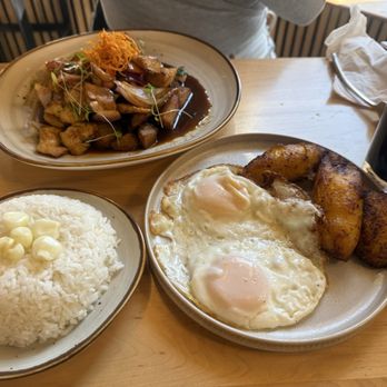 Llama Sam - Peruvian Near Me - Hackensack, New Jersey