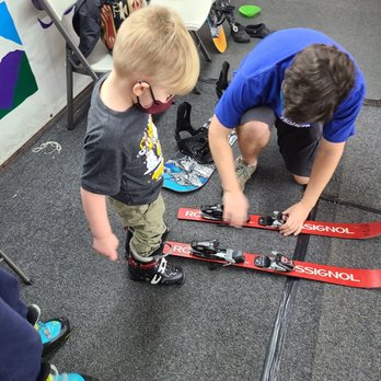 Mini Mountain Indoor Ski Ctr - Ski Schools Near Me - Bellevue, Washington Mini Mountain Indoor Ski Ctr - Ski Schools Near Me - Bellevue, Washington