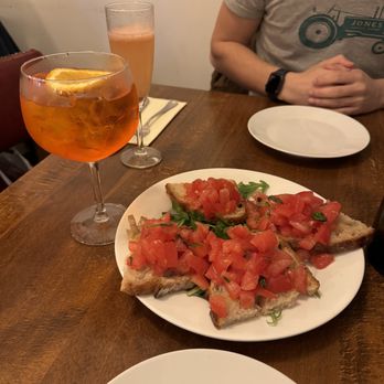 Il Vicolo - Bruschett, aperol spritz, and rossini - Italian Near Me - Amsterdam, New Hampshire