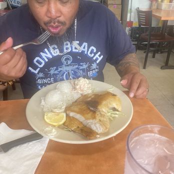 Ray's Café - The fish I forget what he got but was good - American Near Me - Honolulu, Hawaii