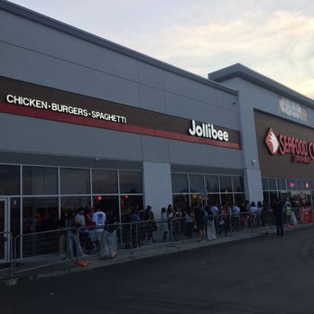 Jollibee - Loooooong line up.. about an hour!!! - Fast Food Near Me - Mississauga, Alberta