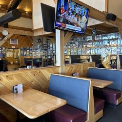 Roadies Restaurant and Bar - Cozy dining