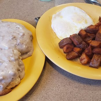Lindas' Cafe - Biscuits and gravy with American fries deep fried - Breakfast & Brunch Near Me - Rogers, Minnesota