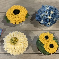 Bloom Cupcakes - Blue hydrangea floral cupcakes always make a floral cupcake display shine.
