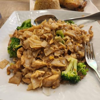Rincome - Pad See-Ew with Chicken - Thai Near Me - Northridge, California Rincome - Pad See-Ew with Chicken - Thai Near Me - Northridge, California