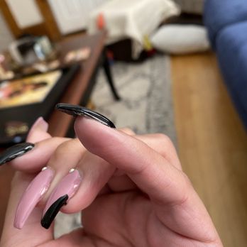 Daisy Nail - pinky nail not painted - Nail Salons Near Me - Minneapolis, Minnesota