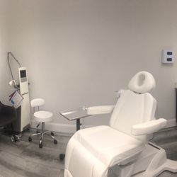 Chrysolite Aesthetics - CoolSculpting and VelaShape body contouring room