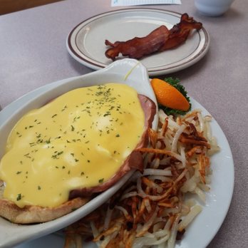 Bette's Place - Eggs benedict with ham and a side of bacon. Little skimpy on the hash browns but they were good. - Breakfast & Brunch Near Me - Hood River, Oregon