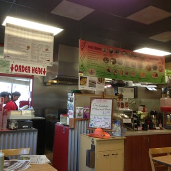 El Pique - The view of the front counter.  Not a very big seating area but ample for the restaurant type. - Mexican Near Me - Springfield, Oregon