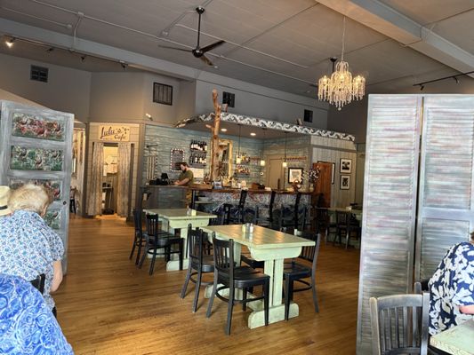 Lulu's On Main by null