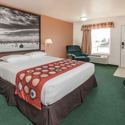Super 8 by Wyndham Three Hills AB - 1 Queen Bed Room
