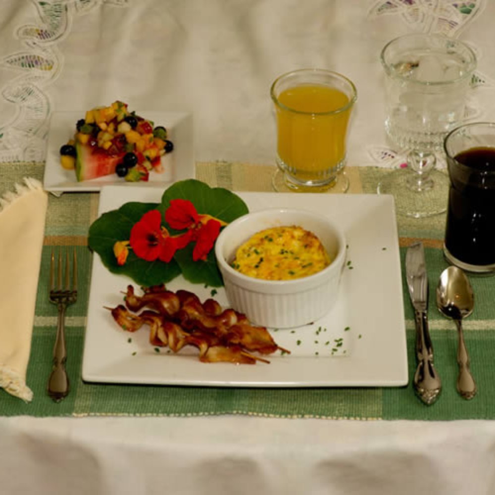 Guest House Bed and Breakfast - Breakfast - Bed & Breakfast Near Me - Seattle, Washington