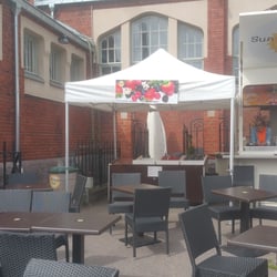 Sun Smoothie Bar - The outdoor seating.