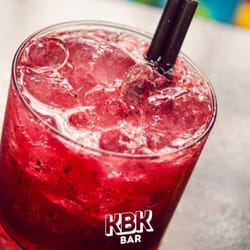 Kubrick - Happy Hour extendido, caipi de frutos rojos