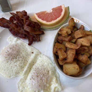 Allô! Mon Coco - a plate of breakfast foods - Breakfast & Brunch Near Me - Lasalle, Quebec