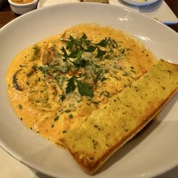 Spinach and ricotta tortellini with garlic bread