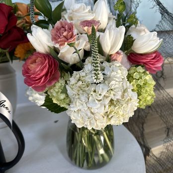 Blomma Flower Shop - Flower arrangement - Florists Near Me - Houston, Texas Blomma Flower Shop - Flower arrangement - Florists Near Me - Houston, Texas