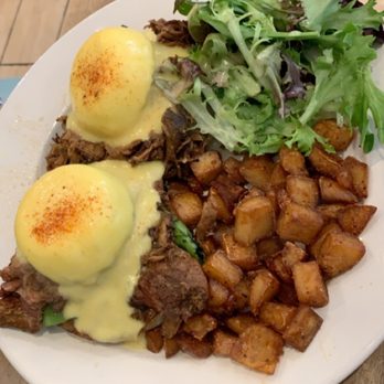 Aloha Kitchen - Eggs Benedict - Breakfast & Brunch Near Me - Honolulu, Hawaii