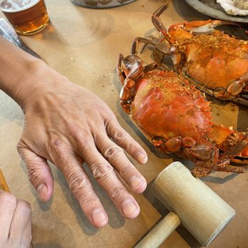 L P Steamers - Size comparison - Seafood Near Me - Baltimore, Maryland