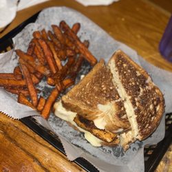 The Parrot Lounge - Mahi mahi Reuben