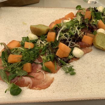 Der Traubenwirt - Culatello mit Melone und Wildkräutern - Italian Near Me - Bressanone, BZ