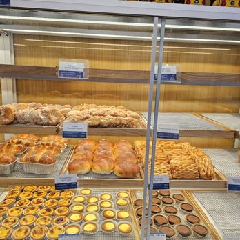 Paris Baguette - Variety of pastries. 10/4/2024 - Bakeries Near Me - Irvine, California Paris Baguette - Variety of pastries. 10/4/2024 - Bakeries Near Me - Irvine, California