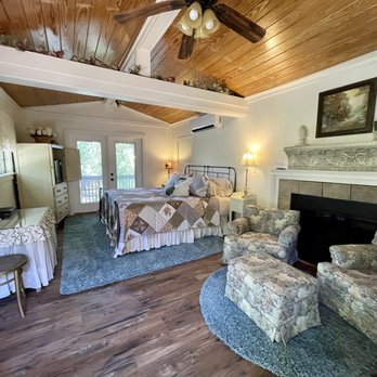 Lamb's Rest Inn - Lilycott Cottage - Bed & Breakfast Near Me - New Braunfels, Texas Lamb's Rest Inn - Lilycott Cottage - Bed & Breakfast Near Me - New Braunfels, Texas