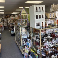 Lynlott Miniatures Dollhouse Junction - Dollhouses, furnishings and accessories