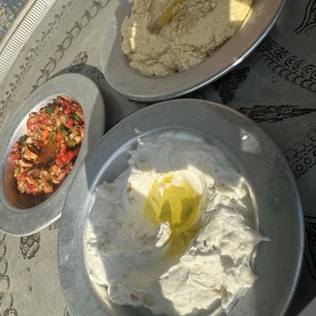 Tomtom Kebap - Complimentary veggie salad. The yogurt and hummus Dip! 20/10 - Kebab Near Me - Beyoğlu, 34 Tomtom Kebap - Complimentary veggie salad. The yogurt and hummus Dip! 20/10 - Kebab Near Me - Beyoğlu, 34