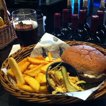 O'Learys - Celtic cheese burger - Sports Bars Near Me - Göteborg, O