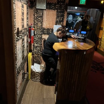 Trader Vic's - The worst "hostess" ever. She belongs to the Waffle House - Hawaiian Near Me - Emeryville, California Trader Vic's - The worst "hostess" ever. She belongs to the Waffle House - Hawaiian Near Me - Emeryville, California