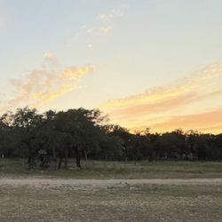 Rebecca Creek Campgrounds - Good evening watching sun begin to set and hearing the birds sing