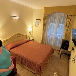 Grande Albergo - Small, cool, quiet room. Firm bed.