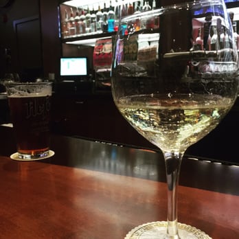 Bob's Classic - Perfect date night bar - Burgers Near Me - East Wenatchee, Washington