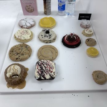Crumbl - Roscoe Village - Bakeries Near Me - Chicago, Illinois