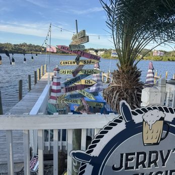 Jerry’s Dockside Bar & Grill - New American Near Me - Gibsonton, Florida