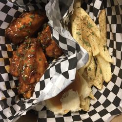 Hottiana Wingz w/ Wedged Fries