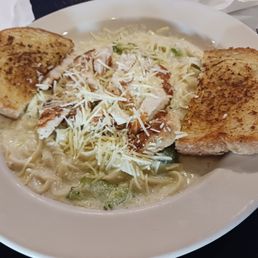 Chicken fettuccine alfredo with toasted bread