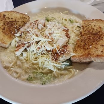 Brandon's Diner - Chicken fettuccine alfredo with toasted bread - Diners Near Me - Fontana, California