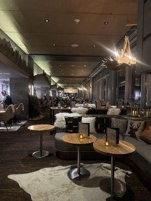 Peaks Lounge by null