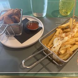 Siculish - Appetizers of chicken nuggets and fries with fondue cheese